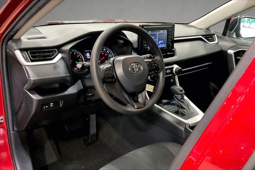 Used 2021 Toyota RAV4 LE w/ Carpet Mat Package (TMS) AWD/4WD image 17