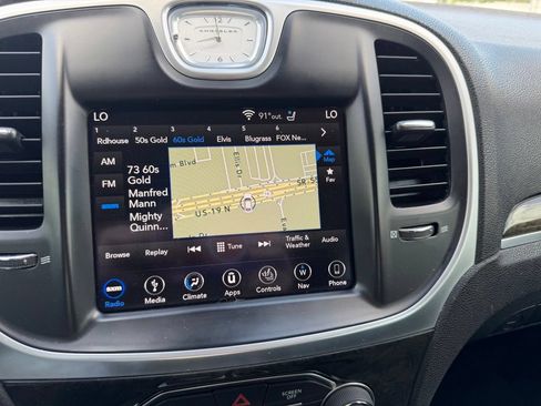 Used 2019 Chrysler 300 Limited RWD image 10