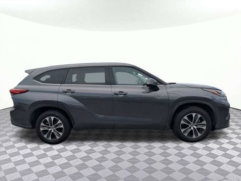 Used 2021 Toyota Highlander XLE FWD image 2