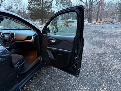 Used 2016 Jeep Cherokee Latitude w/ Comfort & Sound Group image 18