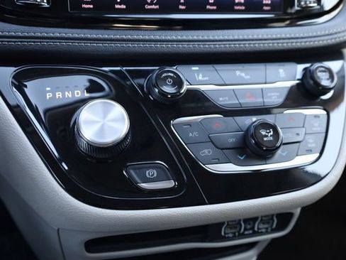 Used 2024 Chrysler Pacifica Select image 19