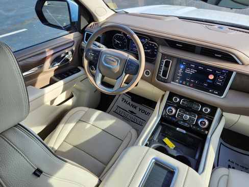 Used 2021 GMC Yukon XL Denali w/ Denali Premium Package AWD/4WD image 15