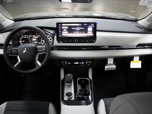 New 2025 Mitsubishi Outlander SE image 20