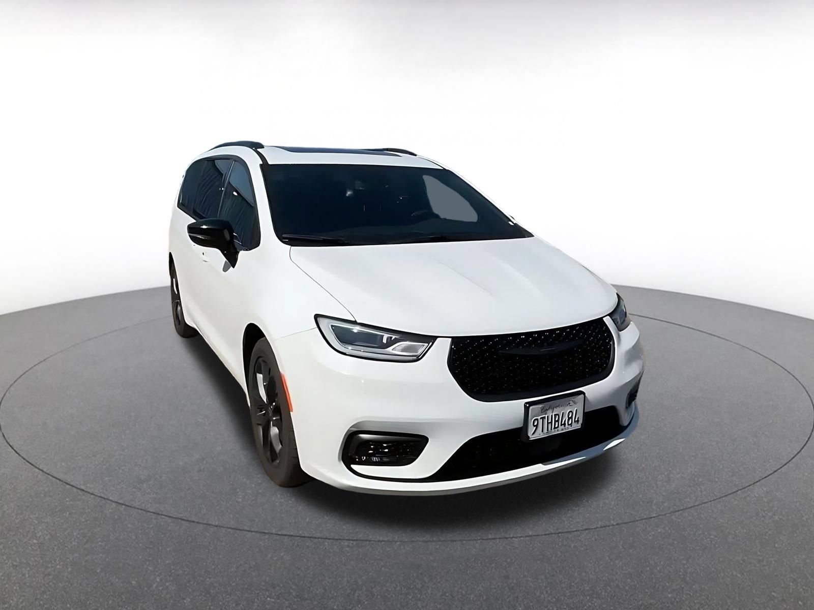 Used 2025 Chrysler Pacifica Limited FWD image 3