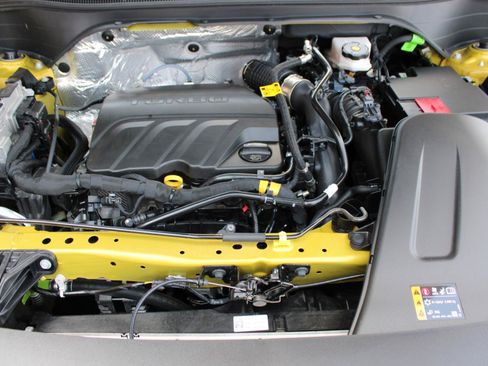 Used 2025 Chevrolet Trax RS w/ Sunroof Package FWD image 45