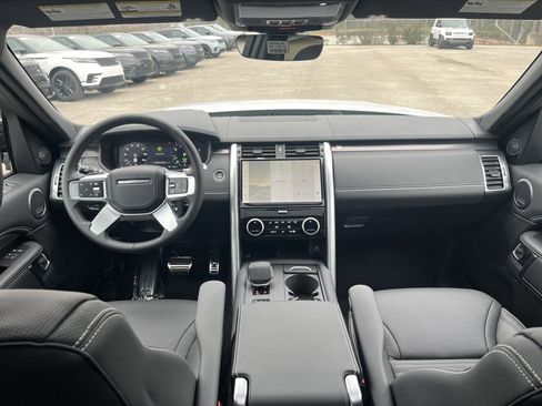 New 2025 Land Rover Discovery Metropolitan Edition image 13