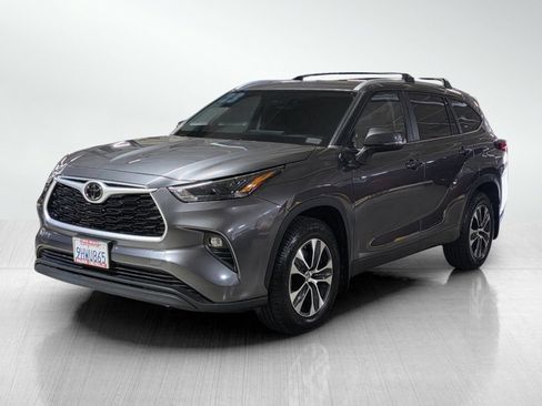 Used 2023 Toyota Highlander XLE FWD image 3
