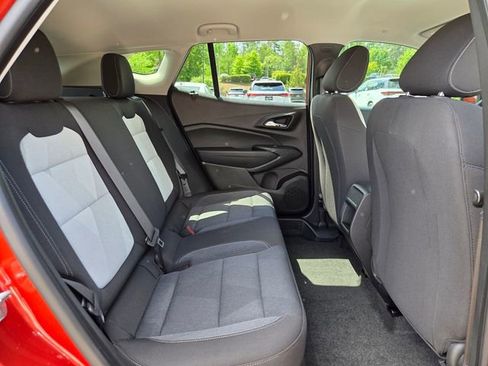 Used 2024 Chevrolet Trax LS w/ LS Convenience Package FWD image 17