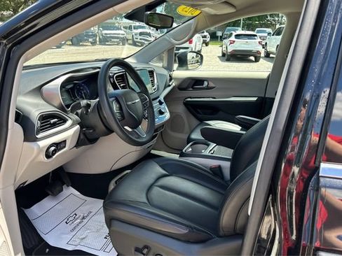 Used 2023 Chrysler Pacifica Touring-L FWD image 9
