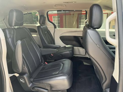 Used 2022 Chrysler Pacifica Touring-L FWD image 20