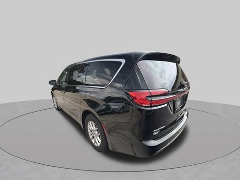 Used 2024 Chrysler Pacifica Touring-L FWD image 5