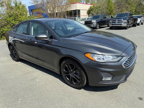 Used 2020 Ford Fusion SE w/ Equipment Group 151A image 3