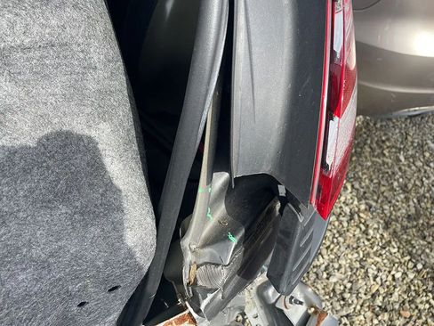 Used 2018 Ford Taurus SEL w/ Equipment Group 201A FWD image 11