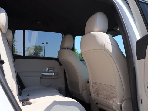 Used 2024 Mercedes-Benz GLB 250 image 17