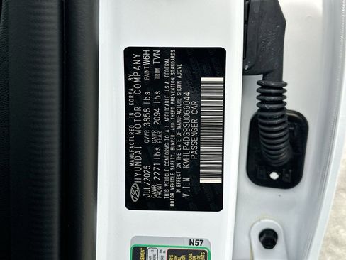 New 2025 Hyundai Elantra Limited image 38