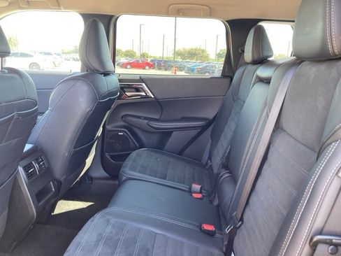 Used 2025 Mitsubishi Outlander SE FWD image 11