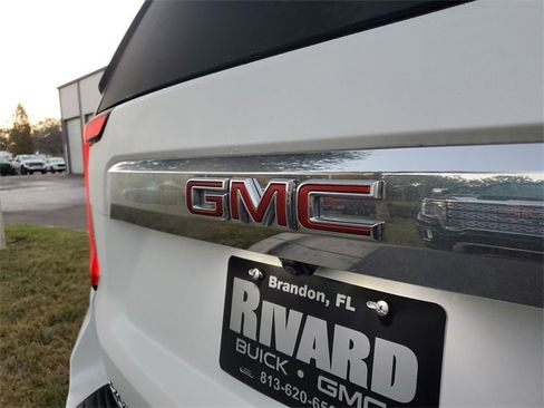 Used 2024 GMC Yukon XL SLT w/ SLT Luxury Package image 6