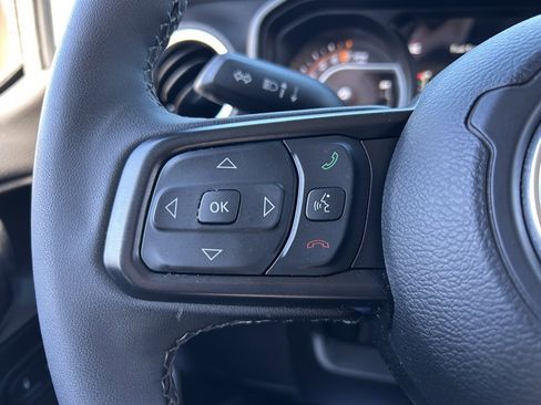 Used 2025 Jeep Gladiator Sport w/ Premium Package image 29