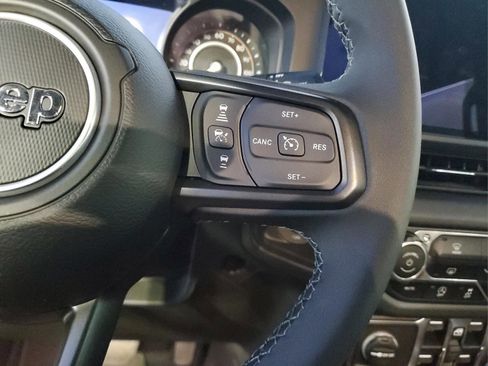 Used 2025 Jeep Wrangler Unlimited Rubicon w/ Technology Group image 23