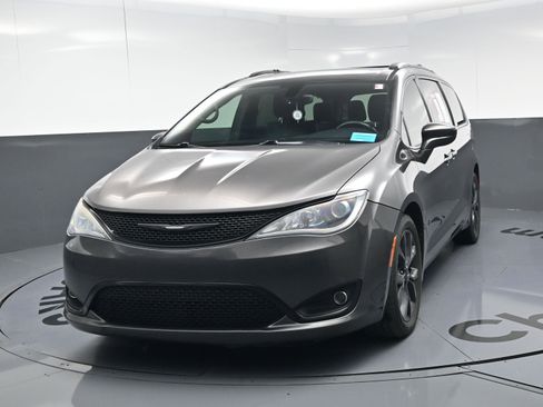 Used 2018 Chrysler Pacifica Touring-L Plus w/ S Appearance Package image 11