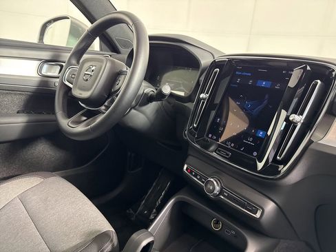 Used 2025 Volvo XC40 B5 Core AWD/4WD image 9