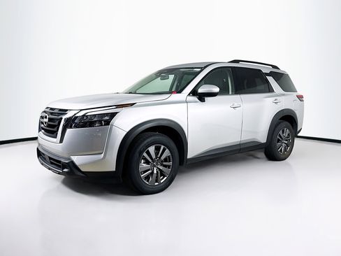 Used 2025 Nissan Pathfinder SV FWD image 4