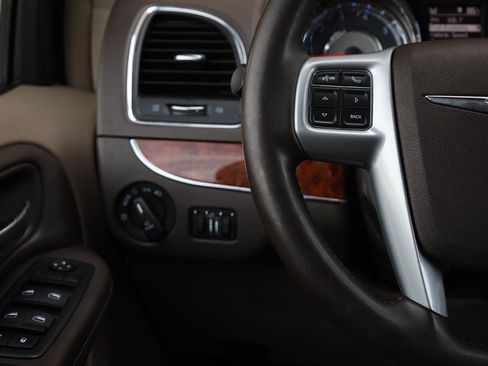 Used 2014 Chrysler Town & Country Touring FWD image 32