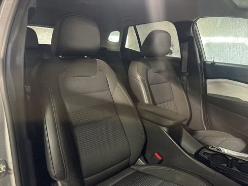 Used 2025 Chevrolet Trax LT FWD image 16