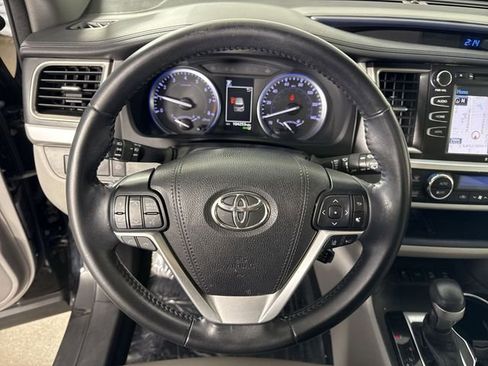 Used 2018 Toyota Highlander XLE AWD/4WD image 10