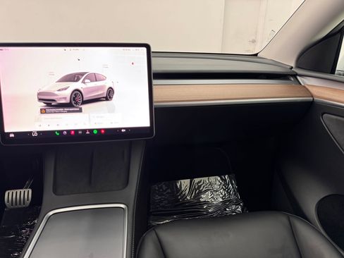 Used 2024 Tesla Model Y Performance image 24
