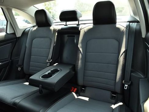 Certified 2025 Volkswagen Jetta SE w/ Sunroof Package FWD image 23