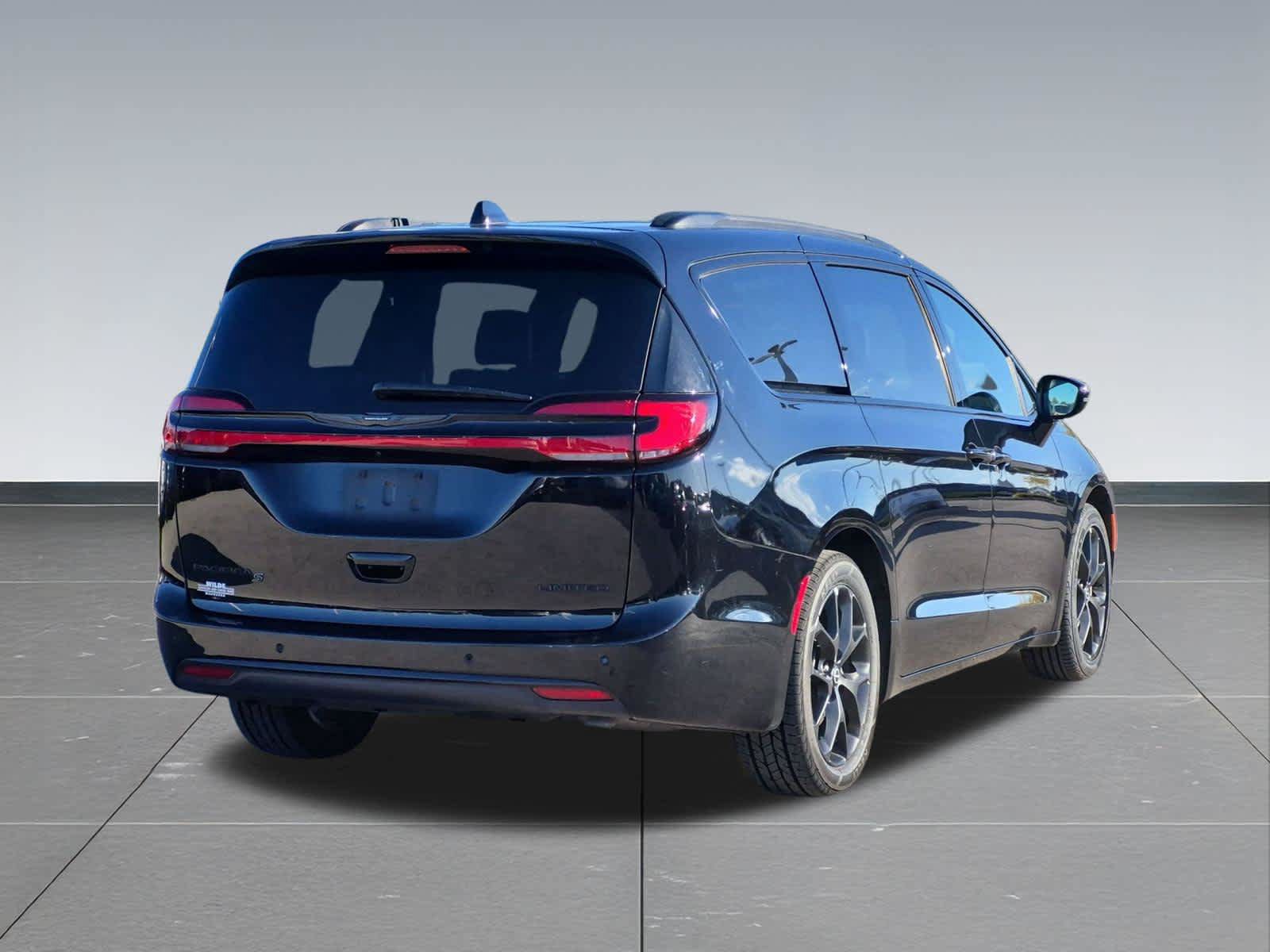 Used 2025 Chrysler Pacifica Limited FWD image 6
