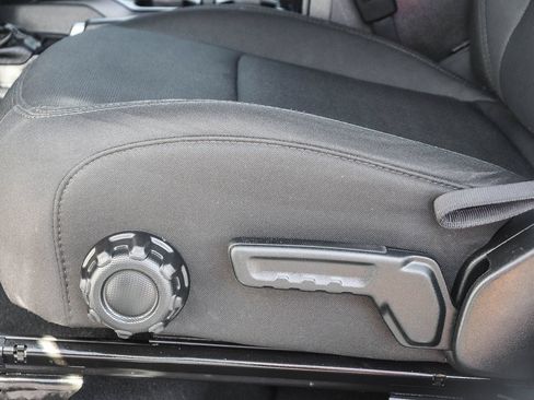 Used 2018 Jeep Wrangler Unlimited Sahara AWD/4WD image 27
