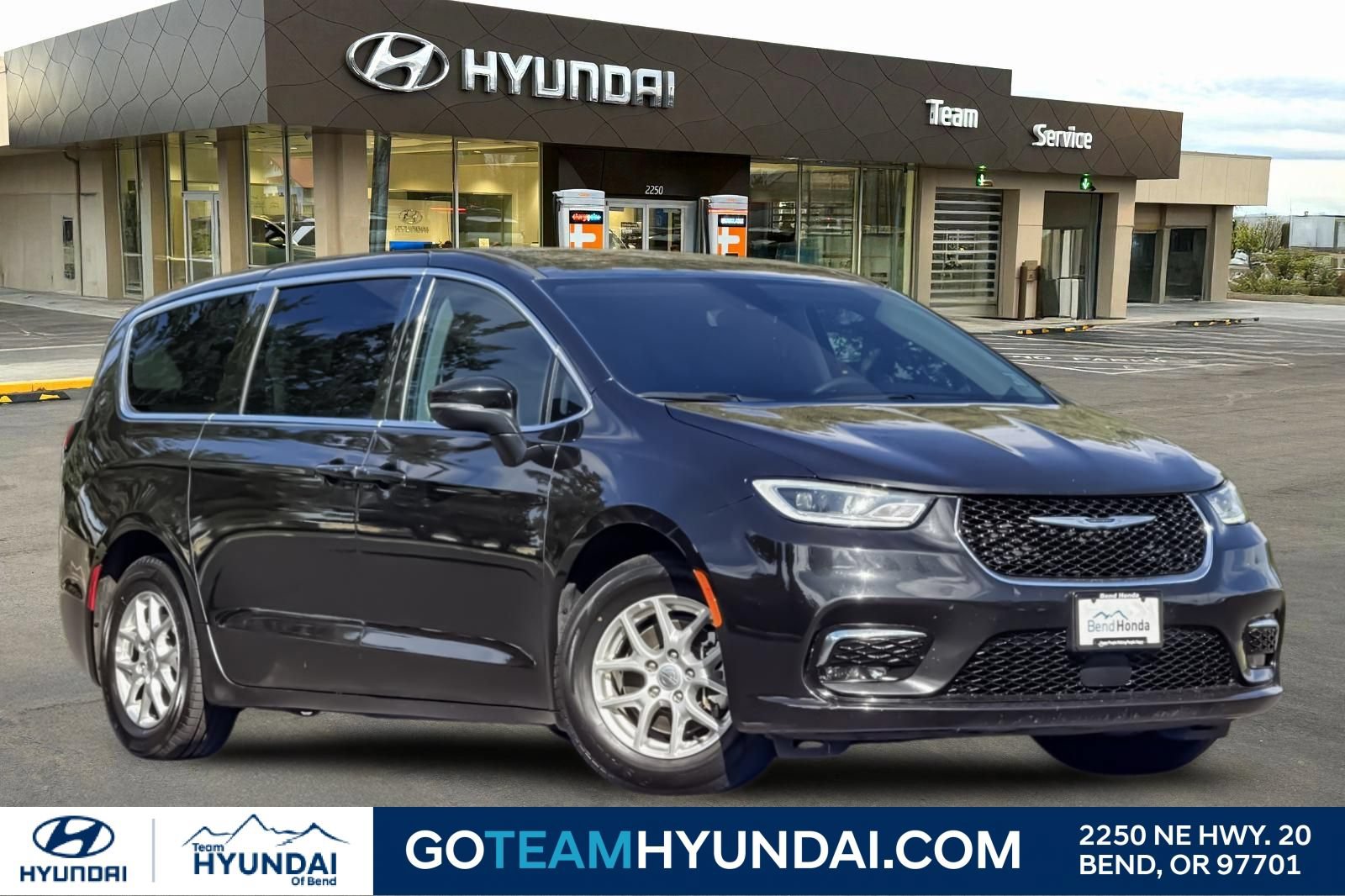Used 2023 Chrysler Pacifica Touring-L FWD image 1