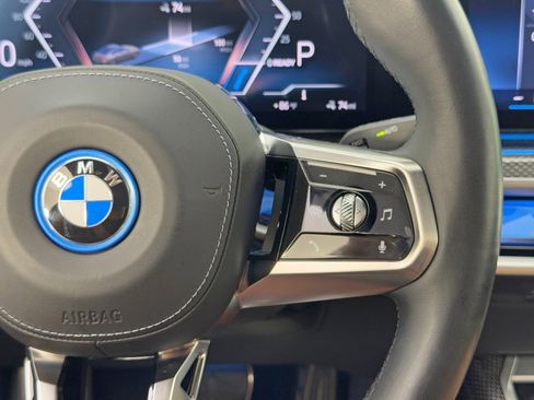 Used 2023 BMW i7 xDrive60 image 25
