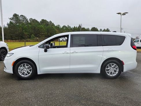 New 2026 Chrysler Pacifica Select FWD image 5