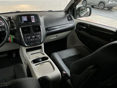 Used 2016 Dodge Grand Caravan SXT image 16
