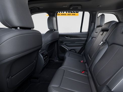 New 2025 Jeep Grand Cherokee Overland AWD/4WD image 23