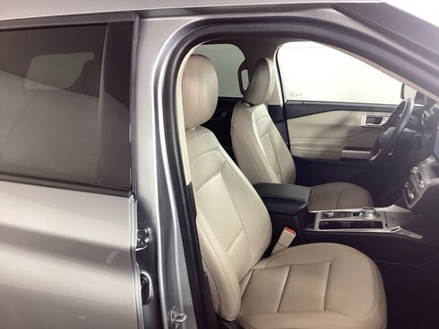 Used 2023 Ford Explorer XLT w/ Equipment Group 202A image 8