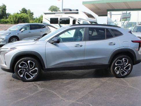Used 2025 Chevrolet Trax RS w/ Driver Confidence Package FWD image 3