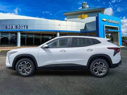 New 2026 Chevrolet Trax LT w/ Sunroof Package FWD image 2
