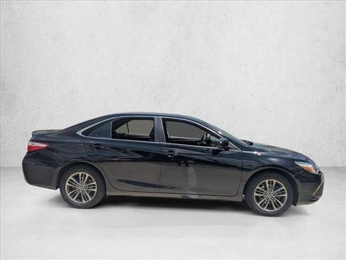Used 2017 Toyota Camry SE w/ Moonroof Package image 4