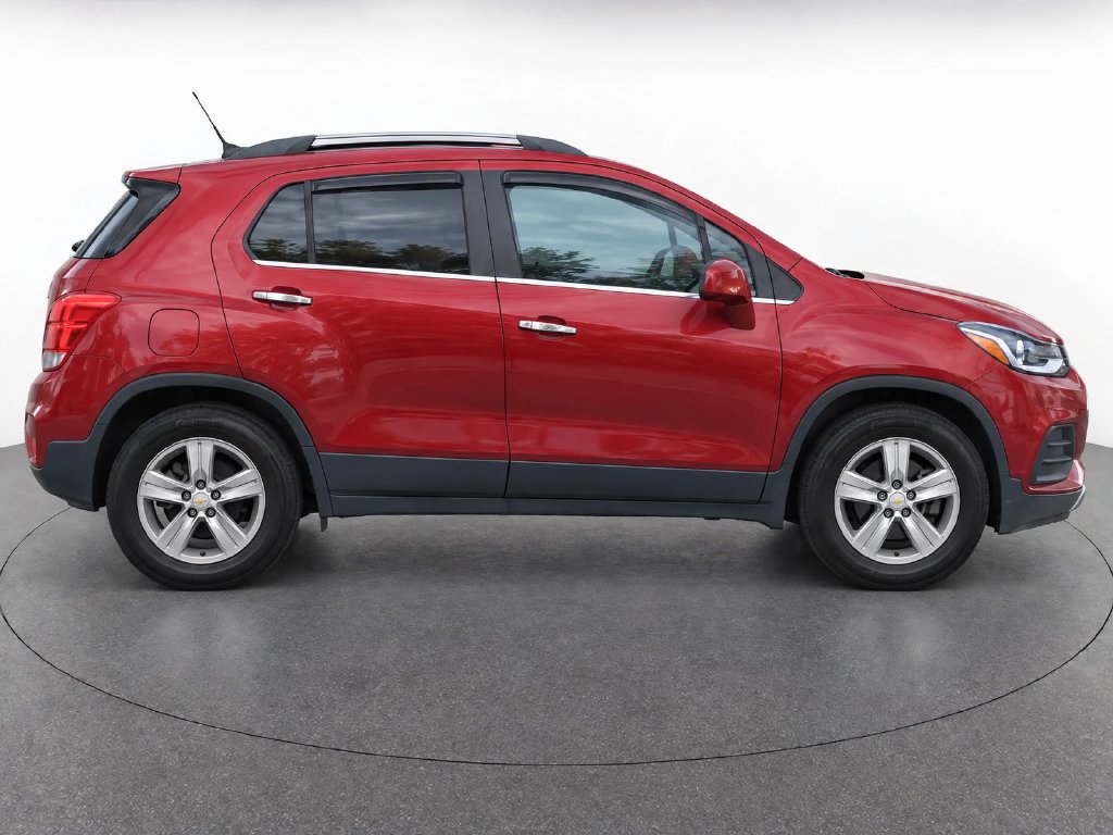 Used 2020 Chevrolet Trax LT w/ Sun & Sound Package FWD image 8