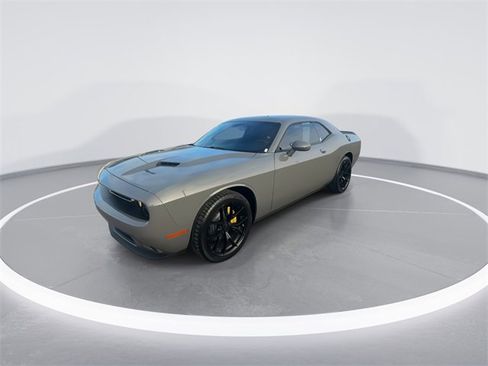 Used 2018 Dodge Challenger SXT image 4