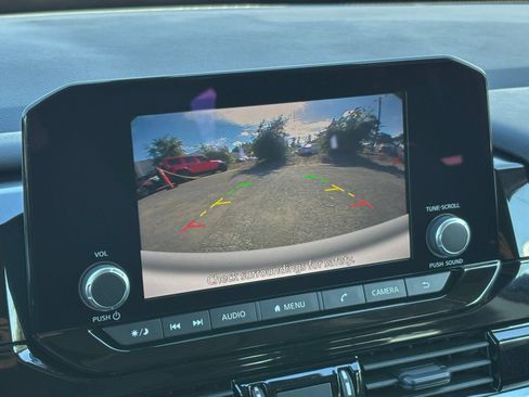 Used 2025 Nissan Pathfinder SV FWD image 21