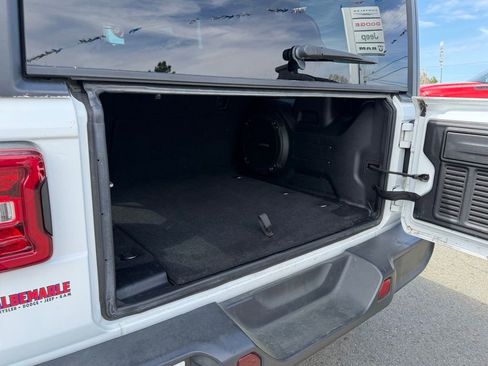 Used 2018 Jeep Wrangler Unlimited Sahara image 5