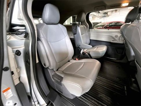 Used 2021 Toyota Sienna XLE image 25