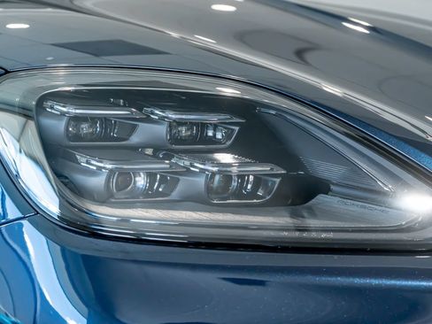 Certified 2025 Porsche Cayenne AWD/4WD image 32