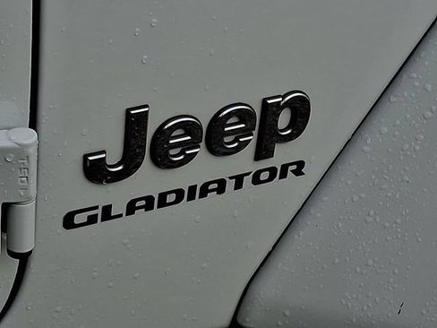 Used 2021 Jeep Gladiator Overland w/ Cold Weather Group AWD/4WD image 10