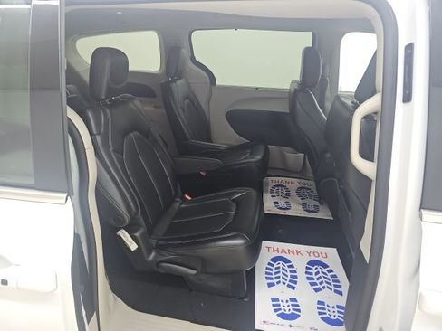 Used 2023 Chrysler Pacifica Touring-L image 20